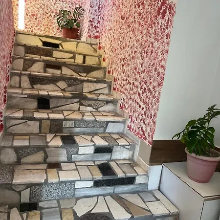 Kristi & Mari Pensión 3*