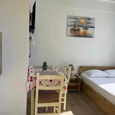 Kristi & Mari 招待所 3*