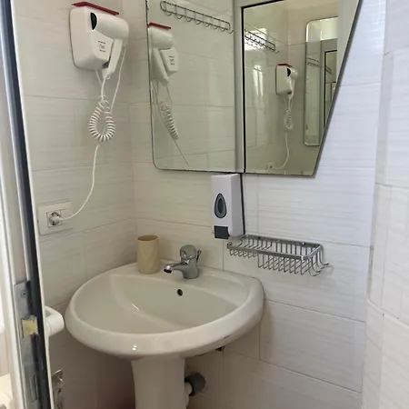 Kristi & Mari Pensión 3*